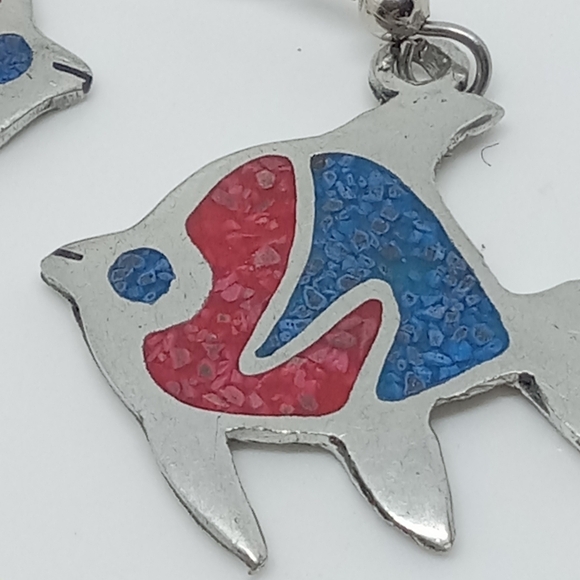 * 1991 Alia Mexico fish dangle earrings crushed stone inlay silver tone - Picture 2 of 3